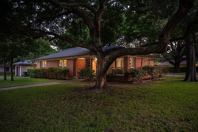 1st image of 1901 Old Gate Ln
