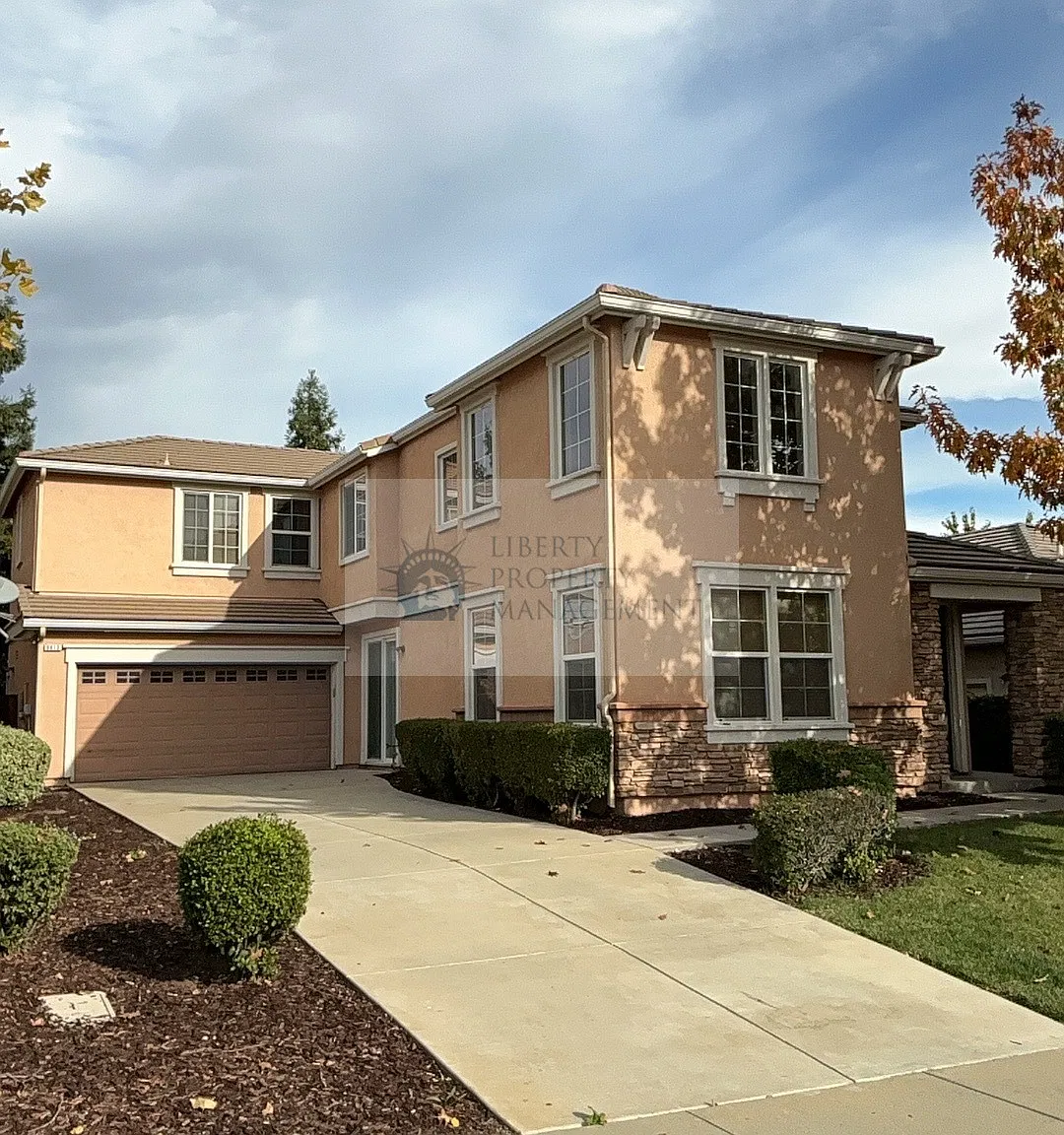 4 bed, 2.5 bath, 2658 sqft, $2,350 — Photo 1