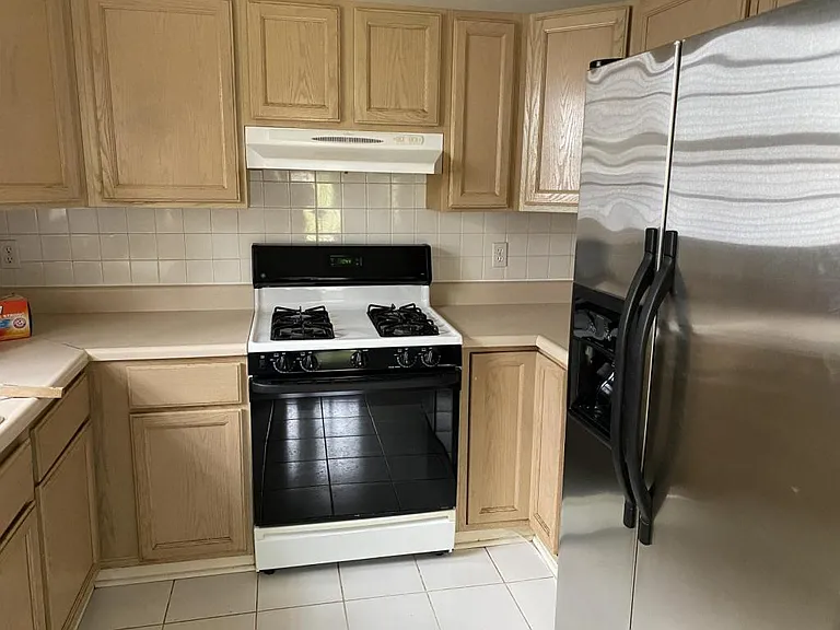 212 Walnut St — Photo 2