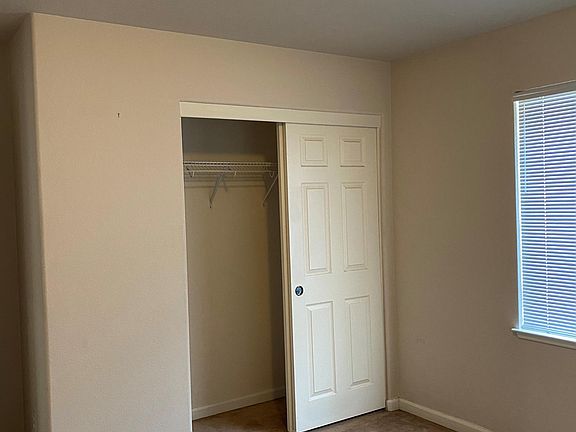 Spacious room with Jack n jill bathroom. Great for kids, teenager's, elderly parents or any family dynamic set-up.