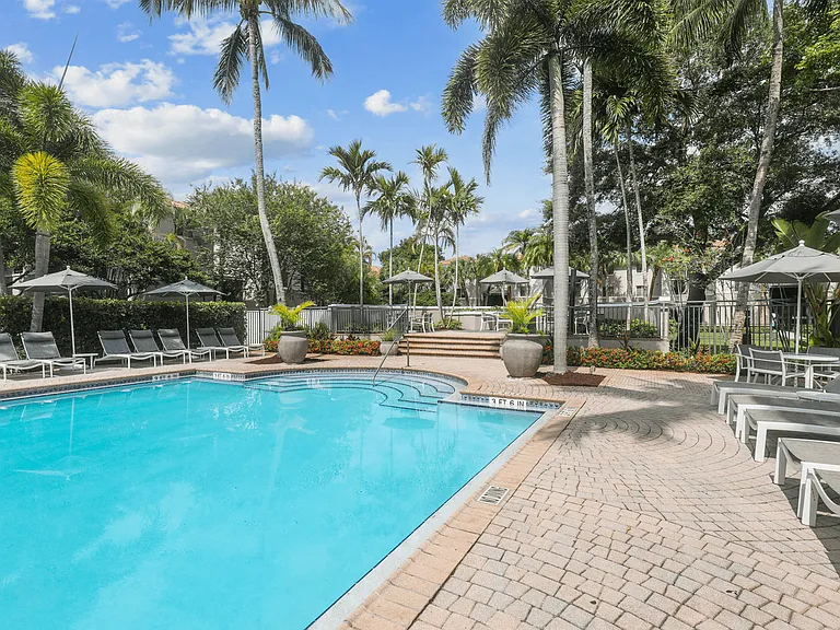 Coconut Palm Club Apartments — Photo 6