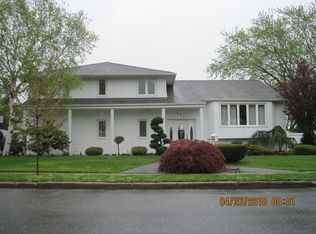 111 Whitewood Dr, Massapequa Park, NY 11762