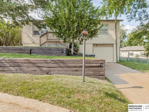 1210 Sunny Ln, Bellevue, NE 68005