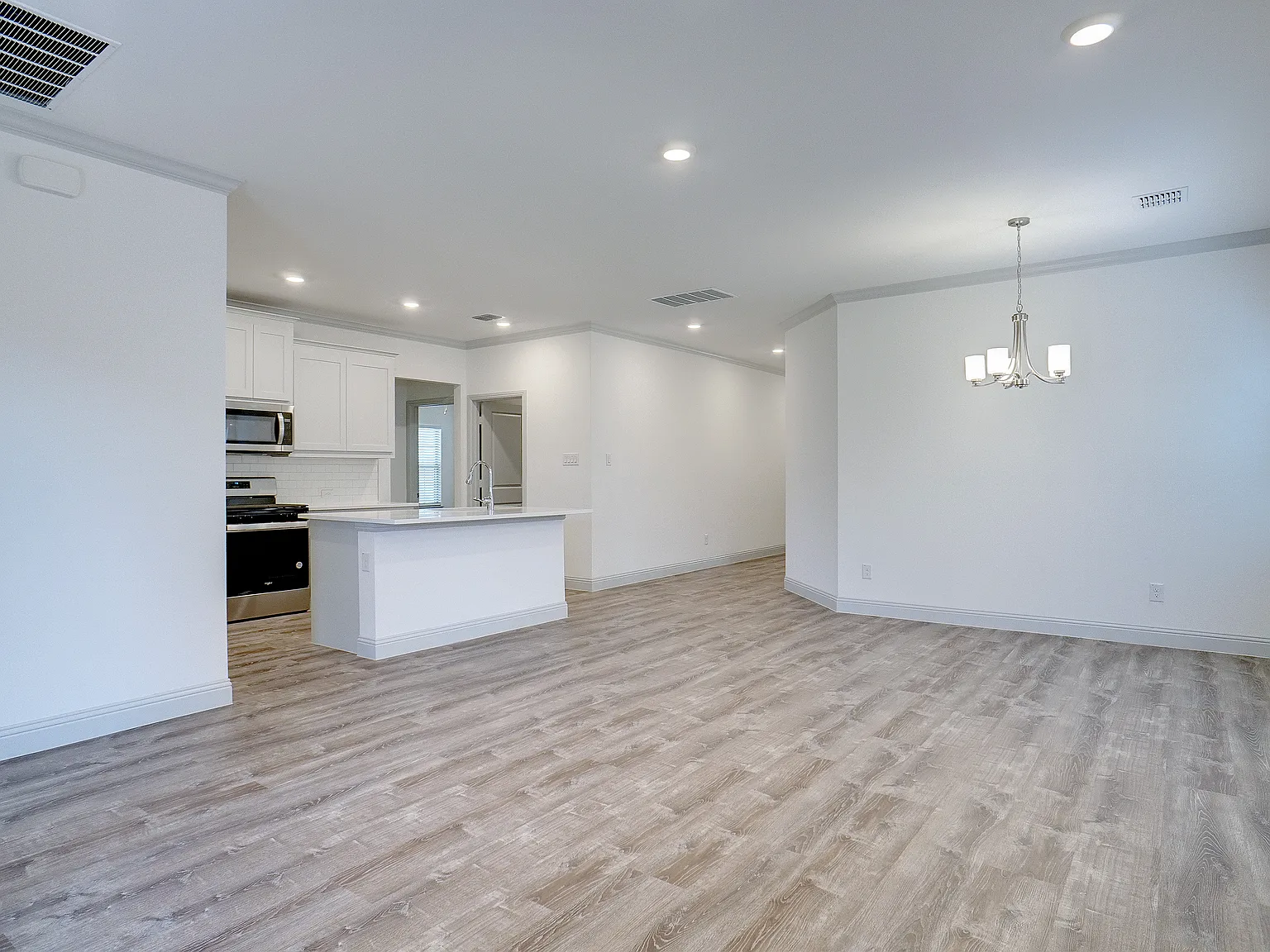 5 bed, 2096 sqft, $2,300 — Photo 4