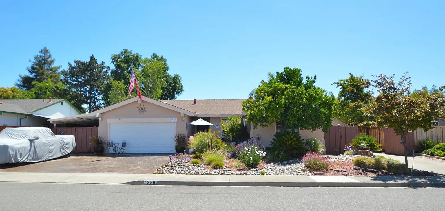 1288 Onyx Rd photo 1