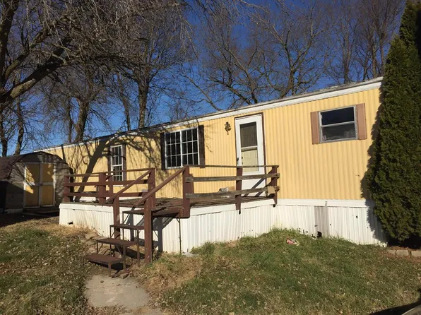 38 Mulberry Ln, Freeport, IL 61032