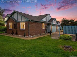 15596 Huntcliff Dr #40, Macomb, MI 48044