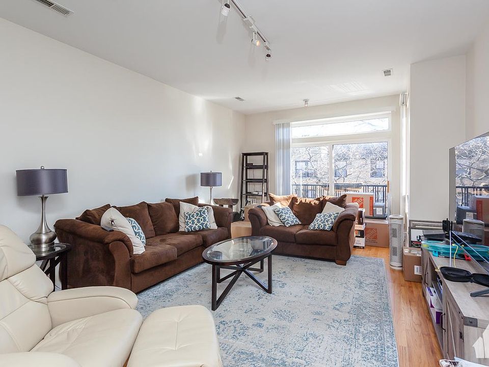 1st image of 3548 N Janssen Ave #3