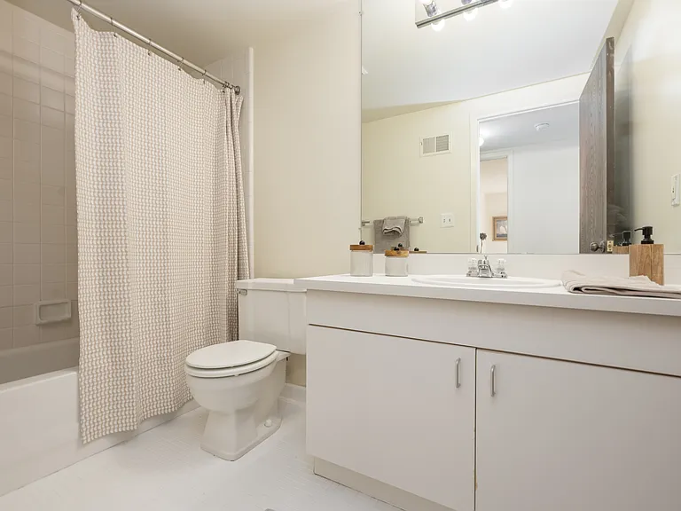 Green Hill Apartments — Photo 17