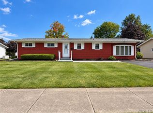 566 Northfield Dr, Youngstown, NY 14174