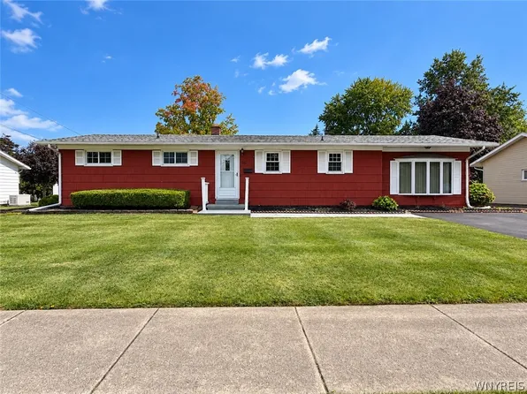 566 Northfield Dr, Youngstown, NY 14174