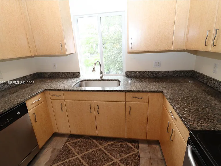 609 NE 28th St #1 — Photo 12