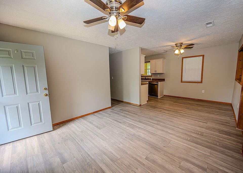 1st image of 995 Cobhill Rd