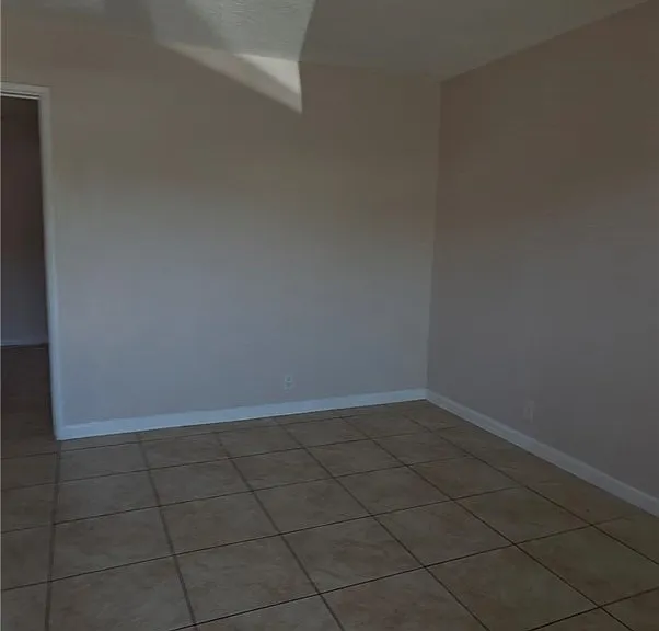 610 W Grand Blvd #4 — Photo 6