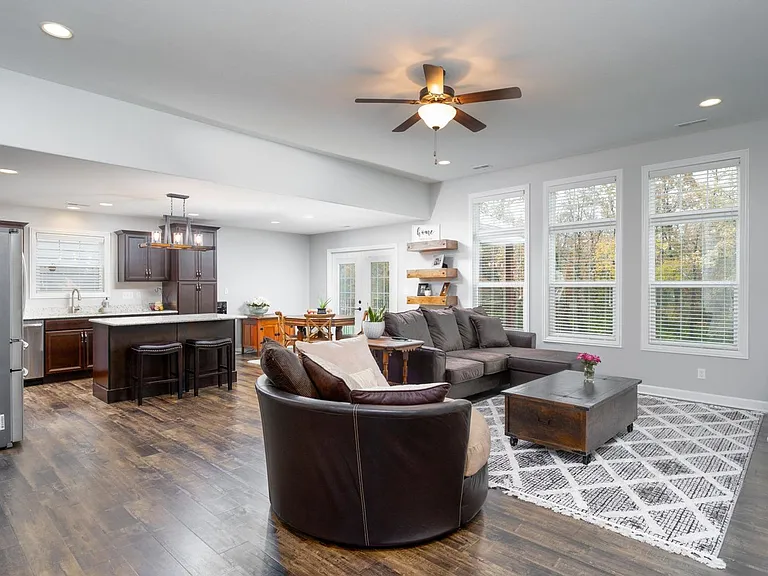 7416 Pemberton Dr — Photo 2