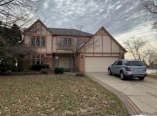 1698 Mackwood Rd, Rochester Hills, MI 48307
