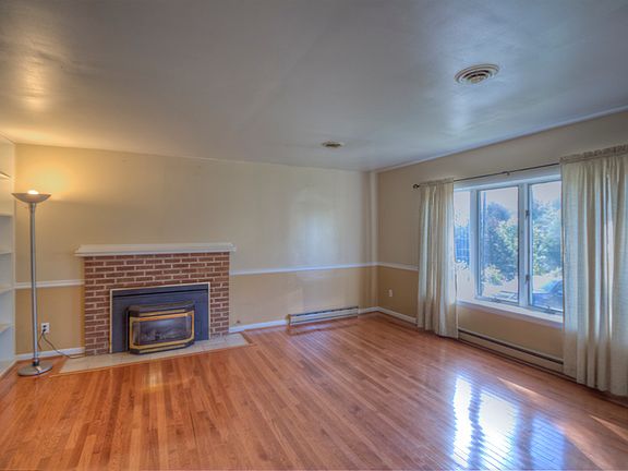 3rd image of 913 Walnut Dr