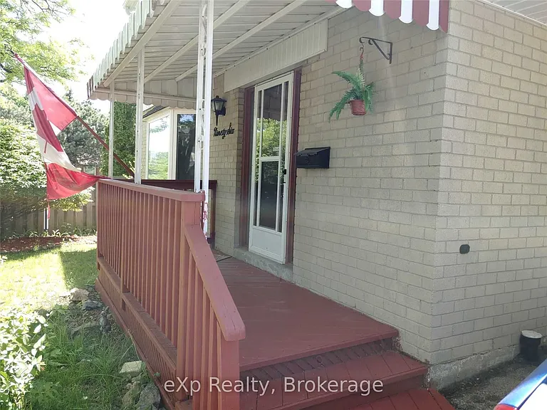 96 Larch St #UPPER — Photo 3