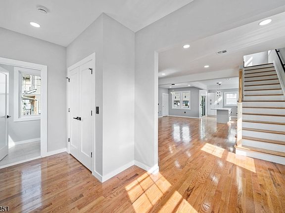 5th image of 1123 Thompson Ave