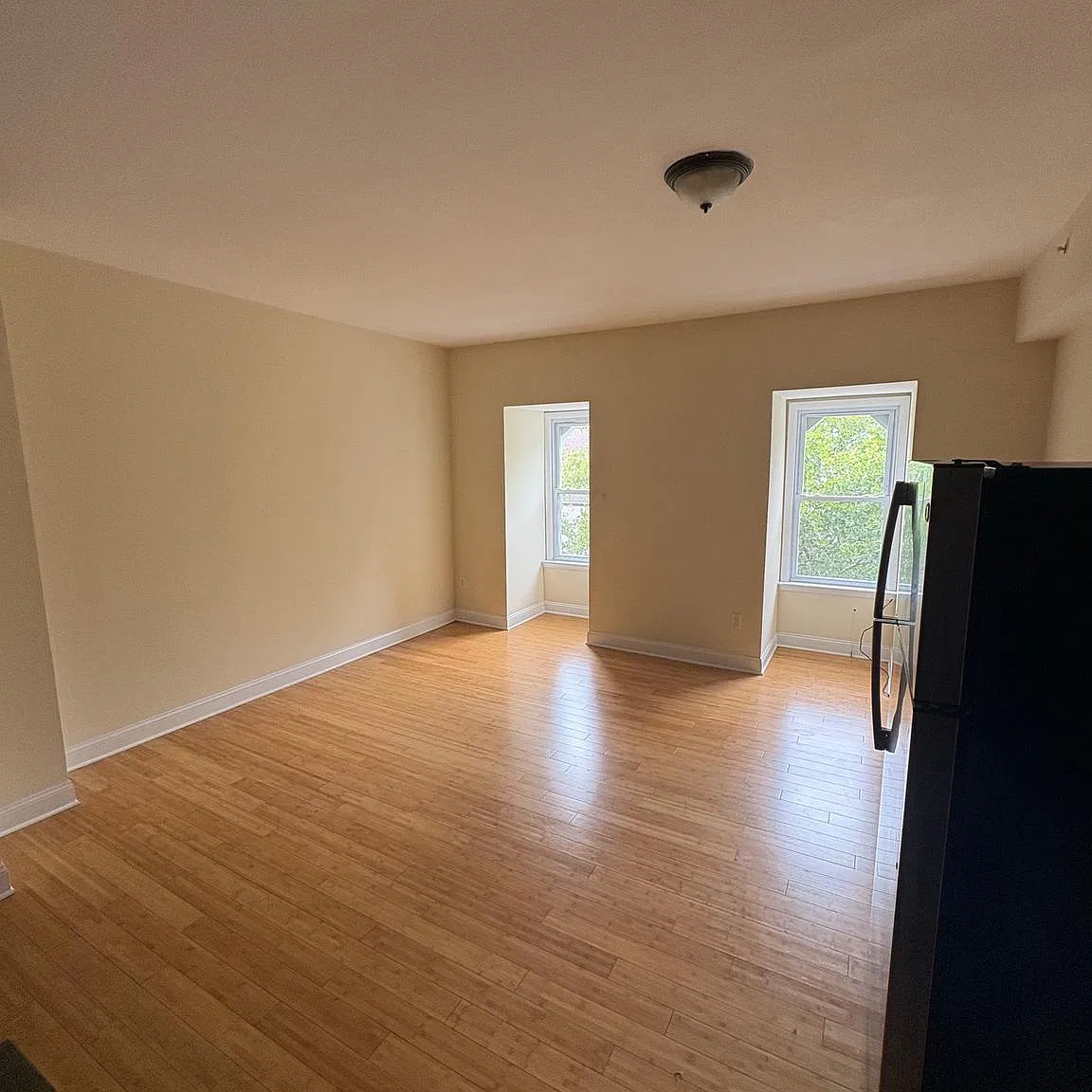 3 bed, 1.0 bath, 3348 sqft, $1,575 — Photo 3