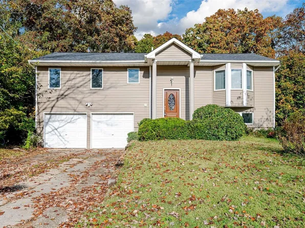 31 Woods Road, Islip Terrace, NY 11752