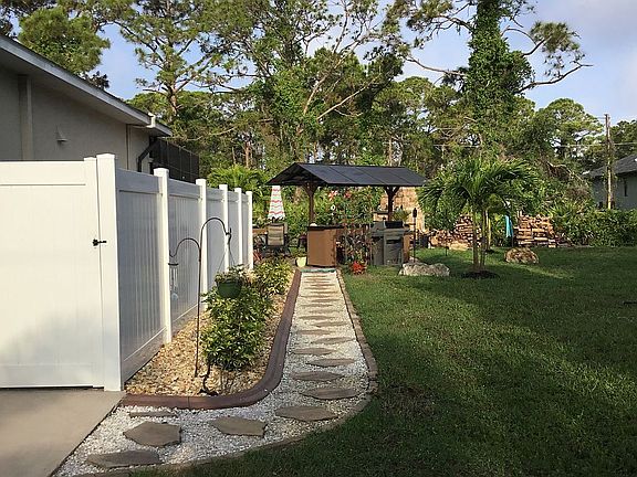 3rd image of 302 Sweetwater Dr
