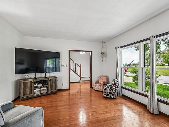 3rd image of 1211 Country Meadows Dr