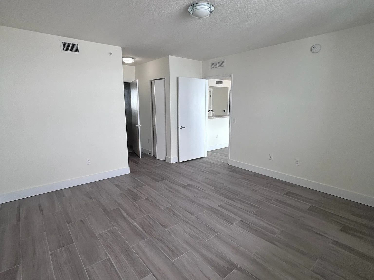 1 bed, 889 sqft, $2,308 — Photo 4
