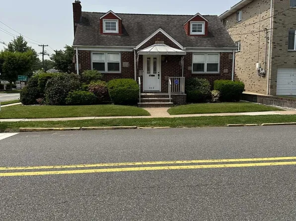 242 E Harriet Ave, Palisades Park, NJ 07650