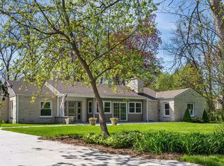 1821 E Fox Ln, Fox Pt, WI 53217