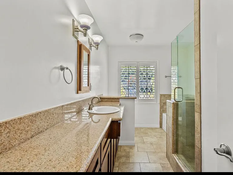24364 Arcadia St — Photo 17