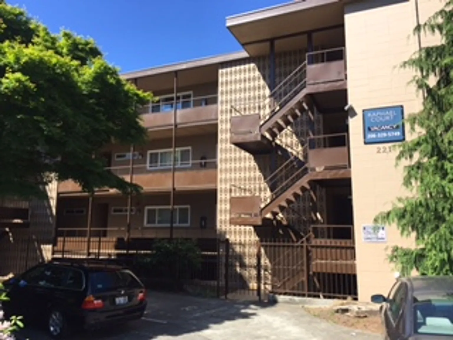 Raphael Court Apartments — Photo 1