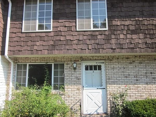 2nd image of 945 Riverside Dr APT 1B