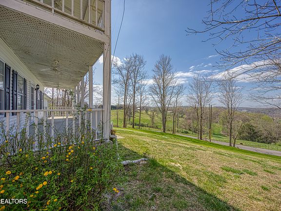 2nd image of 910 Ridge Circle Rd