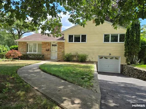 131 Busteed Dr, Midland Park, NJ 07432