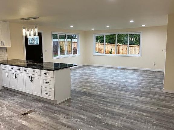 Living Room/Dining Area