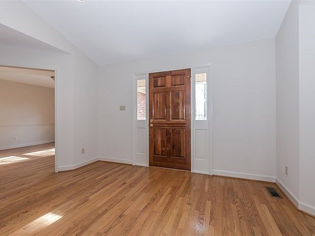 1st image of 131 Tall Oak Dr