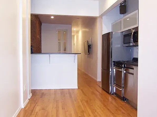 453 W 46th St APT 2A, New York, NY 10036