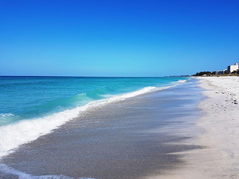 Gentle waves for miles on the shore of Longboat Key