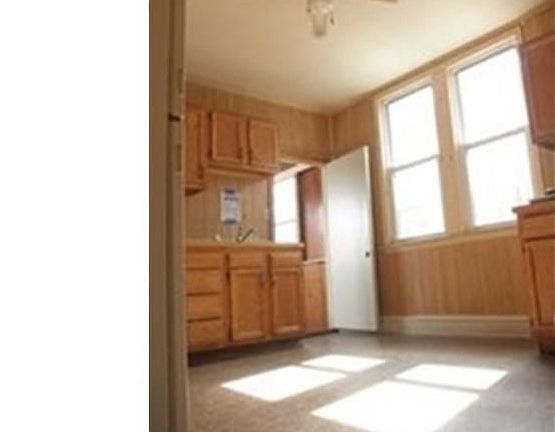 5th image of 916 Brown St