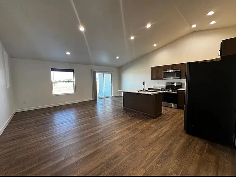 719 S Bellflower Dr — Photo 2