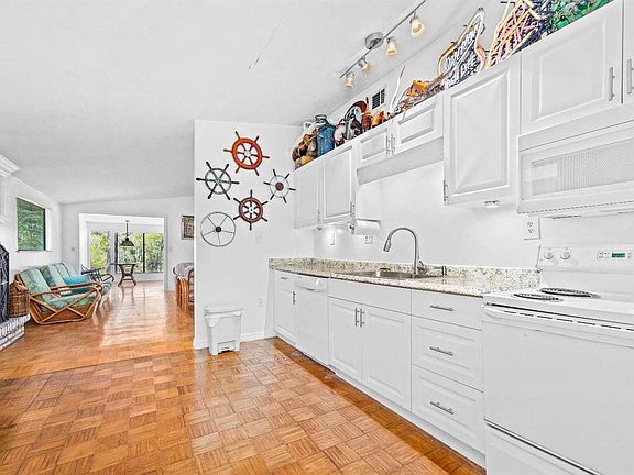 4th image of 7910 SW 25th Pl