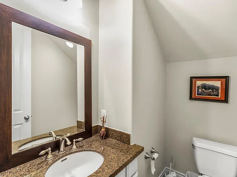 821 W 26th St — Photo 14