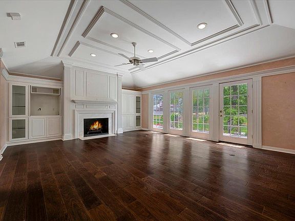 5th image of 302 Crown Colony Dr