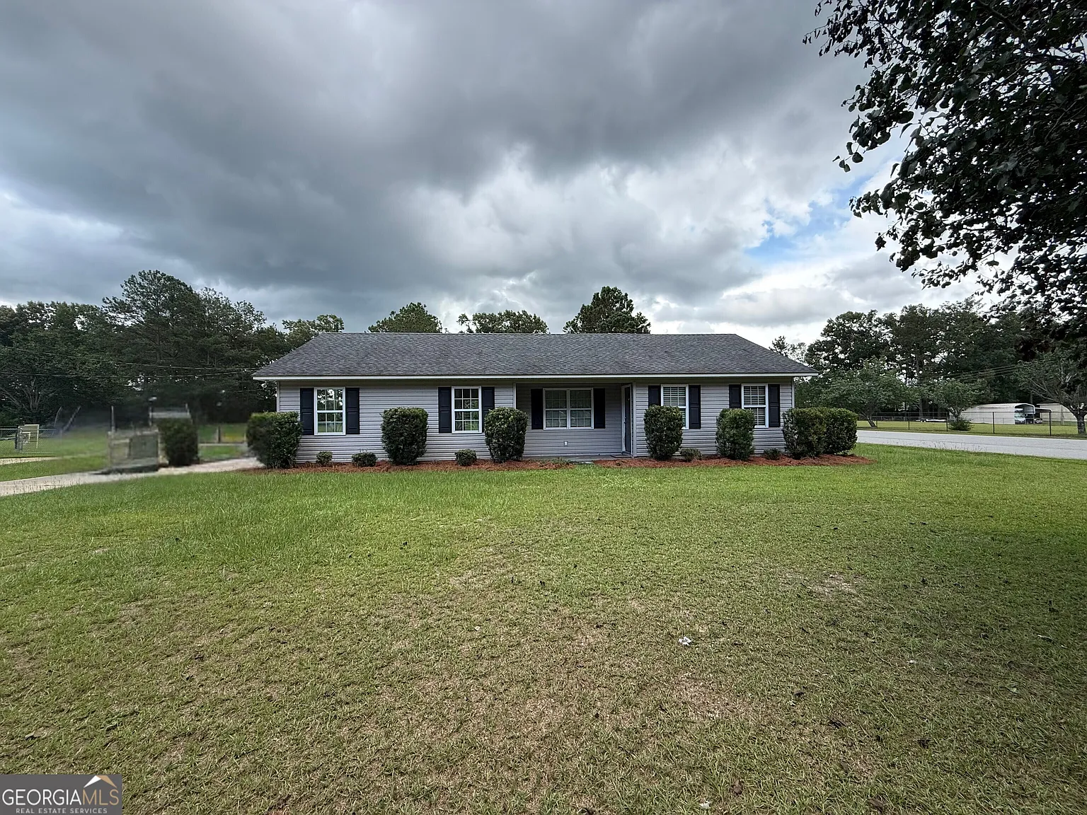 3 bed, 2.0 bath, 1464 sqft, $1,950 — Photo 2