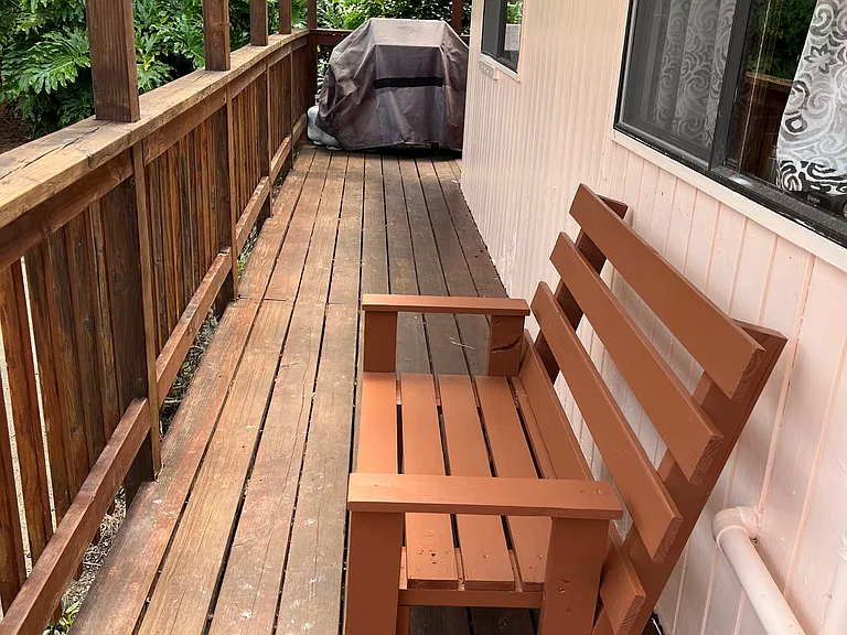 Bench on side deck to watch volcano eruption glow or just sit and listen to birds.