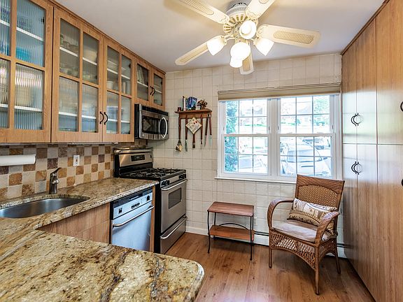 3rd image of 10 Harbour Ln APT 2A