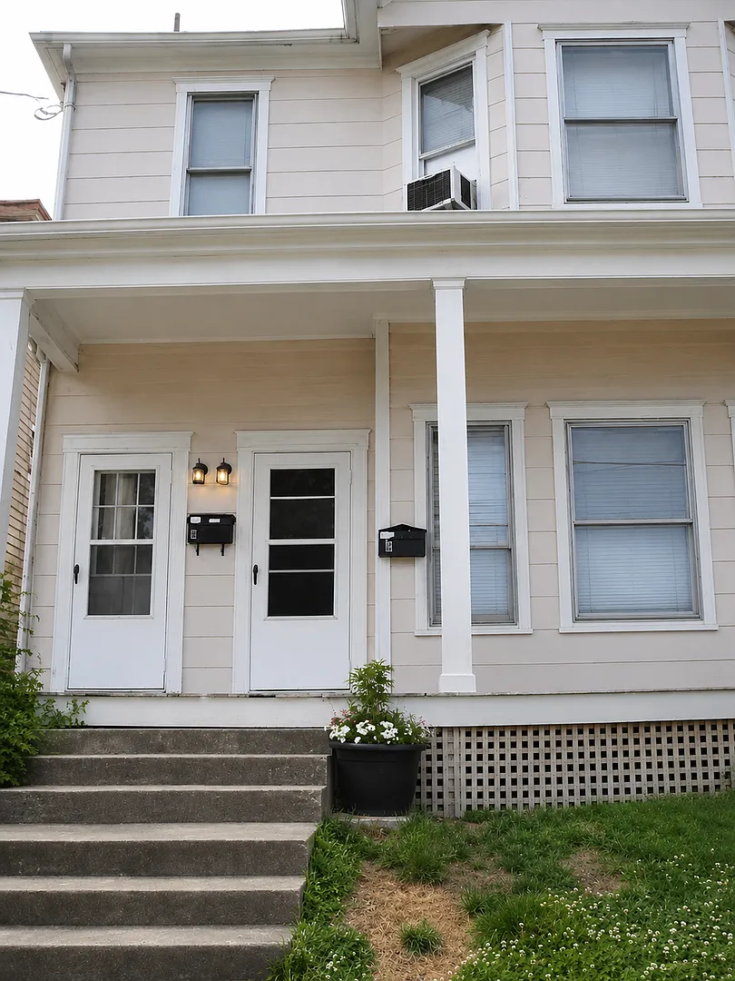 205 1/2 Montgomery — Photo 1