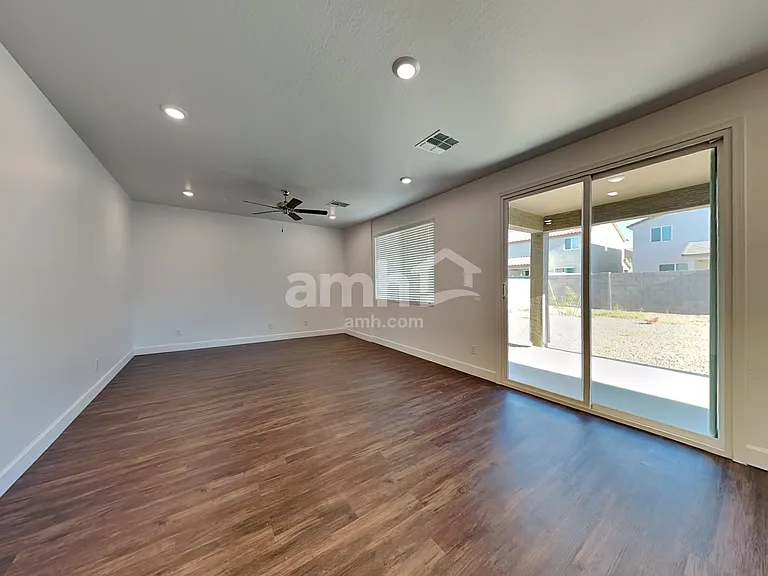 17138 W Golden Ln — Photo 7