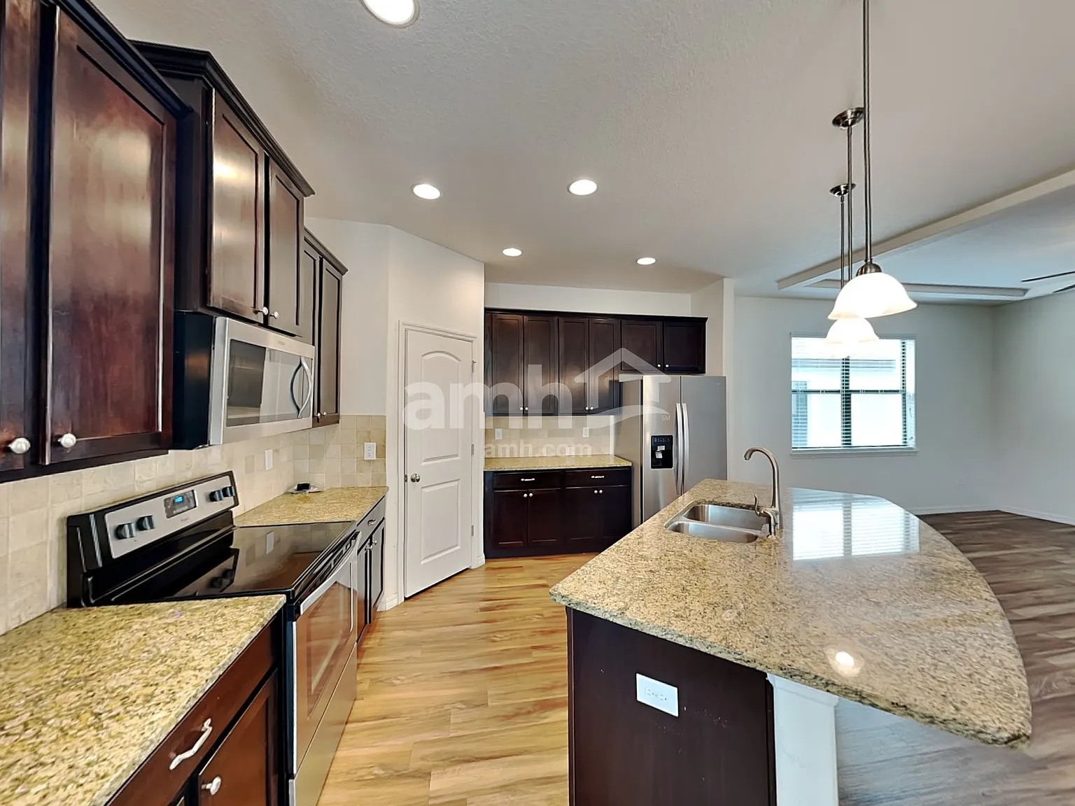 4 bed, 2.5 bath, 2428 sqft, $2,705 — Photo 4